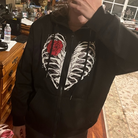 Soft black hoodie with grungecore design - Picture 5 of 5